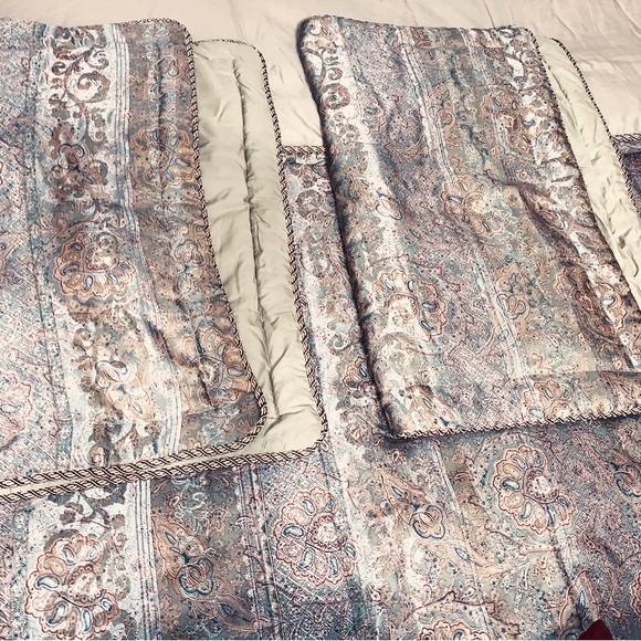 Queen Comforter Set Croscill Gold Paisley Sham Bedskirt 3 Decorative Pillows 7pc - Picture 9 of 16